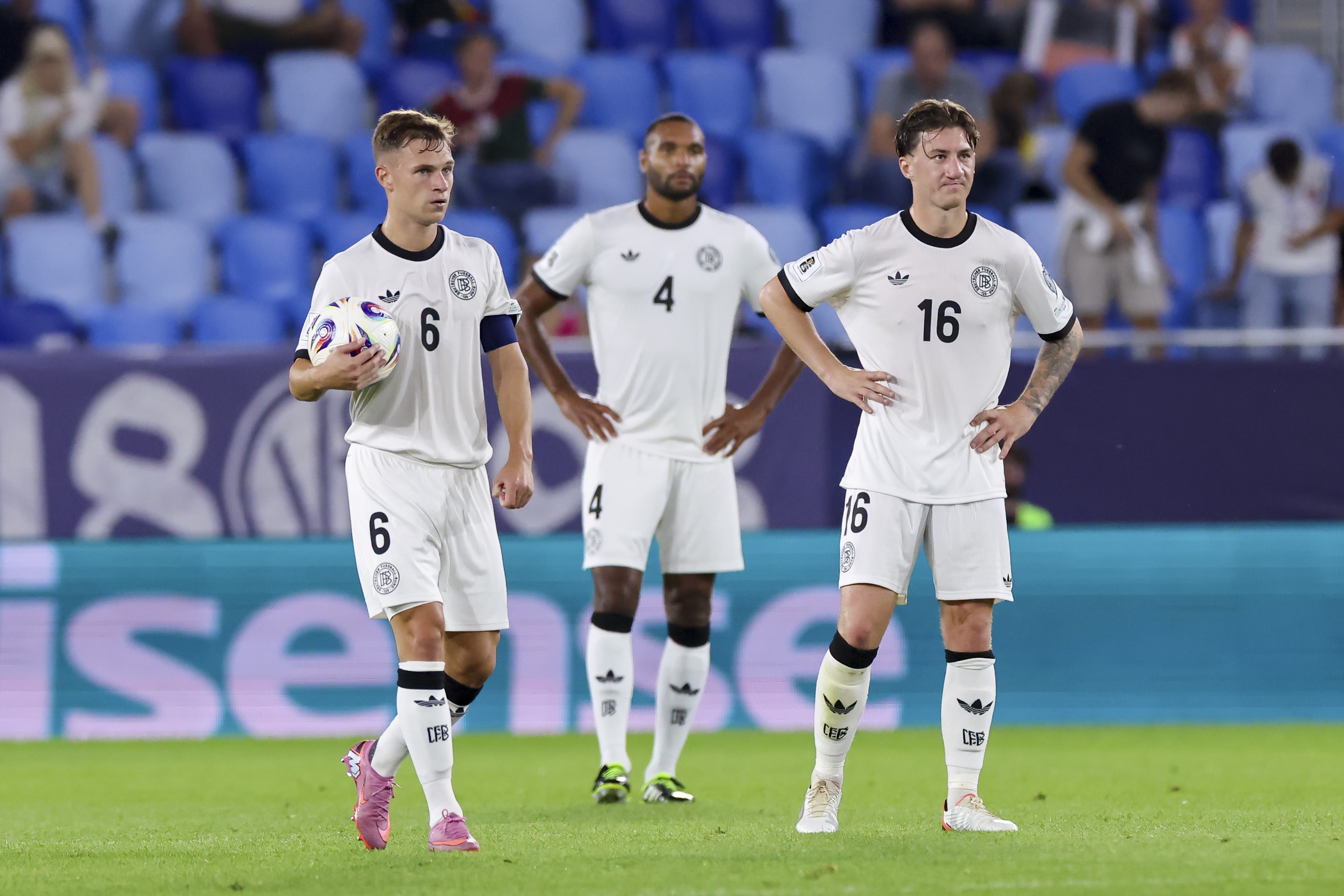 广州无缘准,球迷横幅悼,百年之队,新葡京,新葡京app,新葡京娱乐,新普京赌场