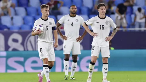 广州无缘准入，球迷横幅悼念：百年之队，传承梦差三十载